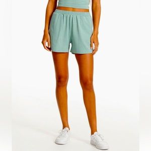 NWT Vuori boyfriend short in celery heather